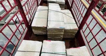 青岛 黄金麻花岗岩荔枝面，光面毛板装车完成