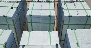 青岛 芝麻白花岗岩5公分地铺石 花岗岩厂家工厂装车日常