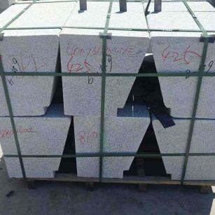 青岛 芝麻白异形坐凳，石凳