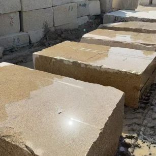 青岛 黄金麻方料堆场洗料分选中，原材料充足