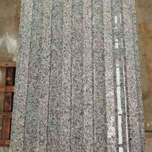 青岛 芝麻白花岗岩荔枝面雕刻盲道，盲条