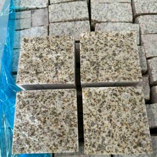 青岛 黄金麻花岗岩自然面小方块，弹石，马蹄石等