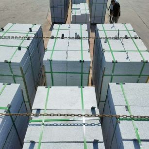 青岛 芝麻白花岗岩5公分地铺石 花岗岩厂家工厂装车日常