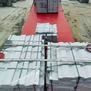 青岛 芝麻白仿形加直形路沿石出货日常