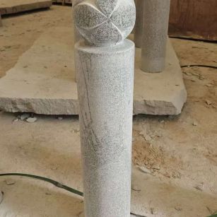 青岛 芝麻白花岗岩石材挡车石柱、停车柱、圆柱挡车柱、方柱挡车柱等