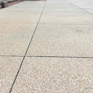 青岛 黄金麻花岗岩石板材荔枝面地面铺装效果