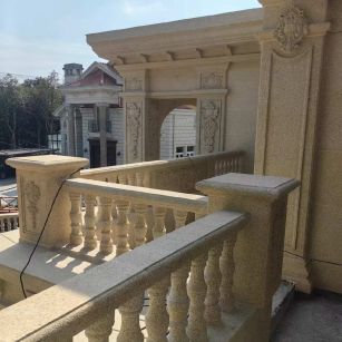 青岛 黄金麻别墅外墙干挂雕花配合阳台栏杆花瓶柱