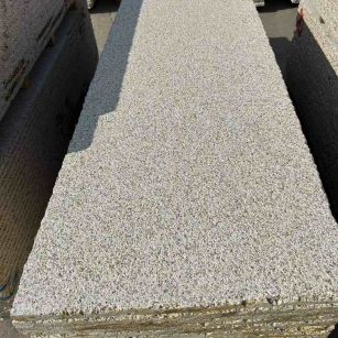 青岛 黄金麻花岗岩荔枝面毛板，半成品