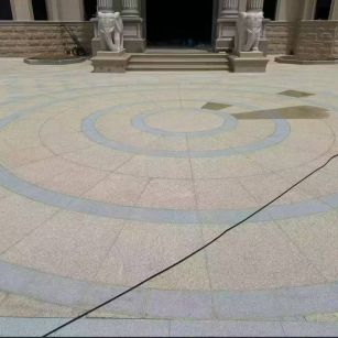 青岛 黄金麻芝麻灰花岗岩石材地铺拼接效果