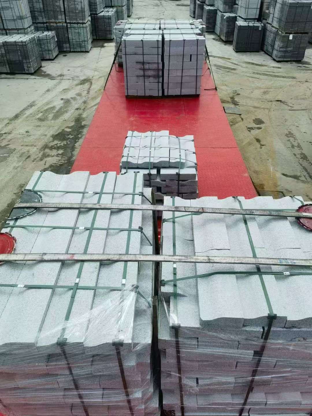 青岛 芝麻白仿形加直形路沿石出货日常