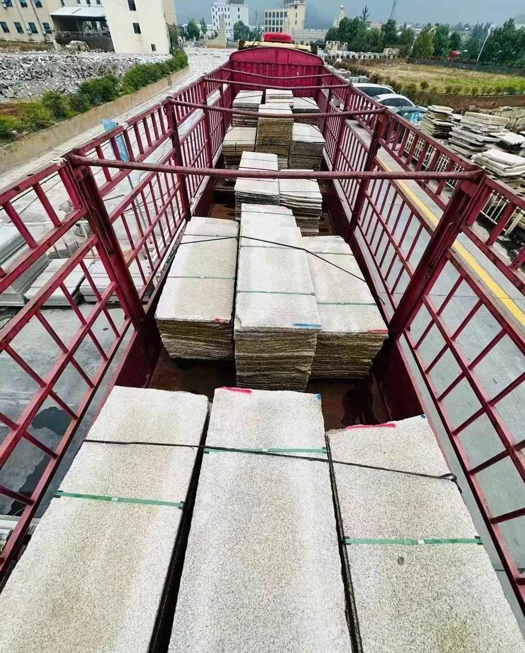 青岛 黄金麻花岗岩荔枝面，光面毛板装车完成