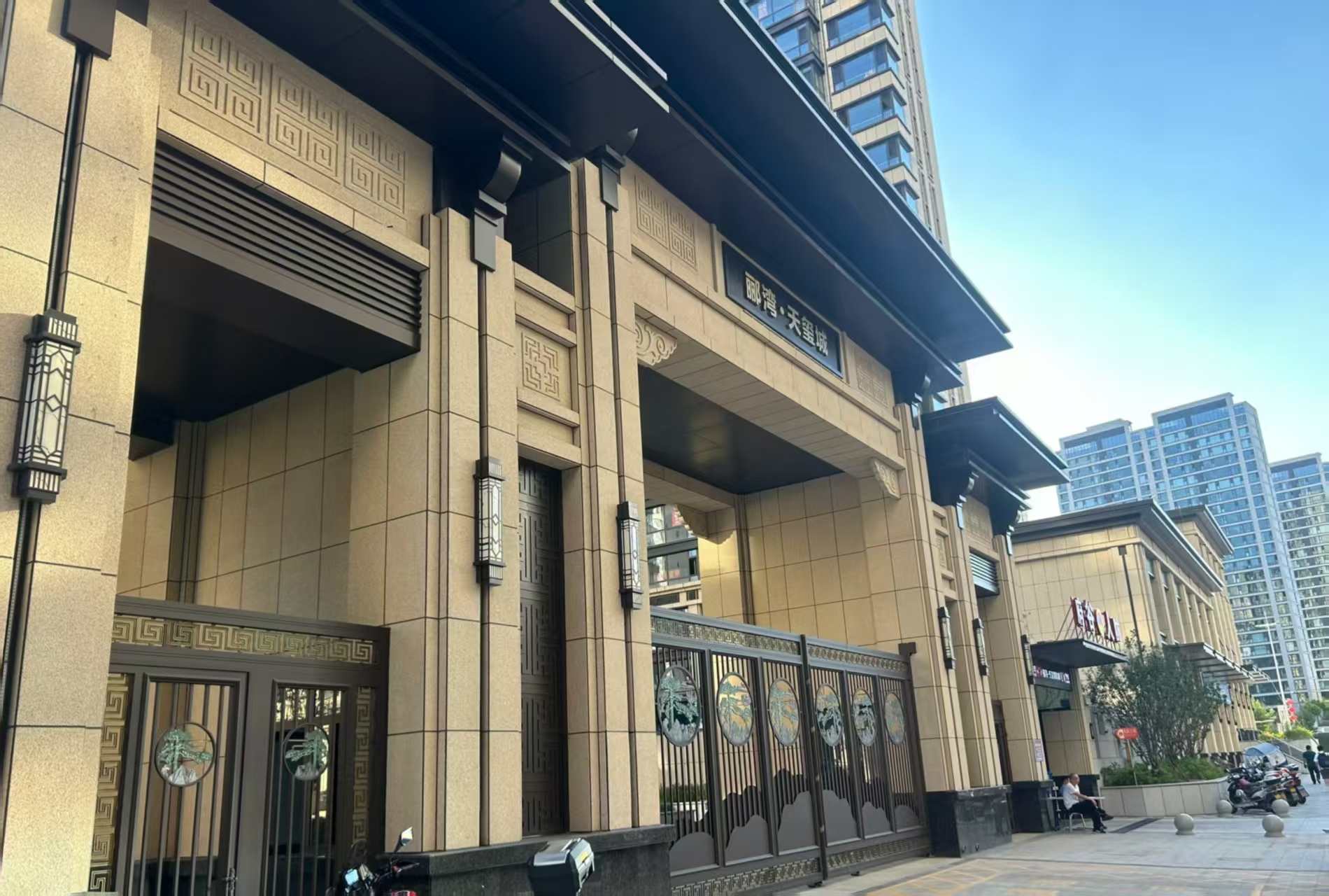 青岛 黄金麻花岗岩荔枝面小区门楼外墙干挂