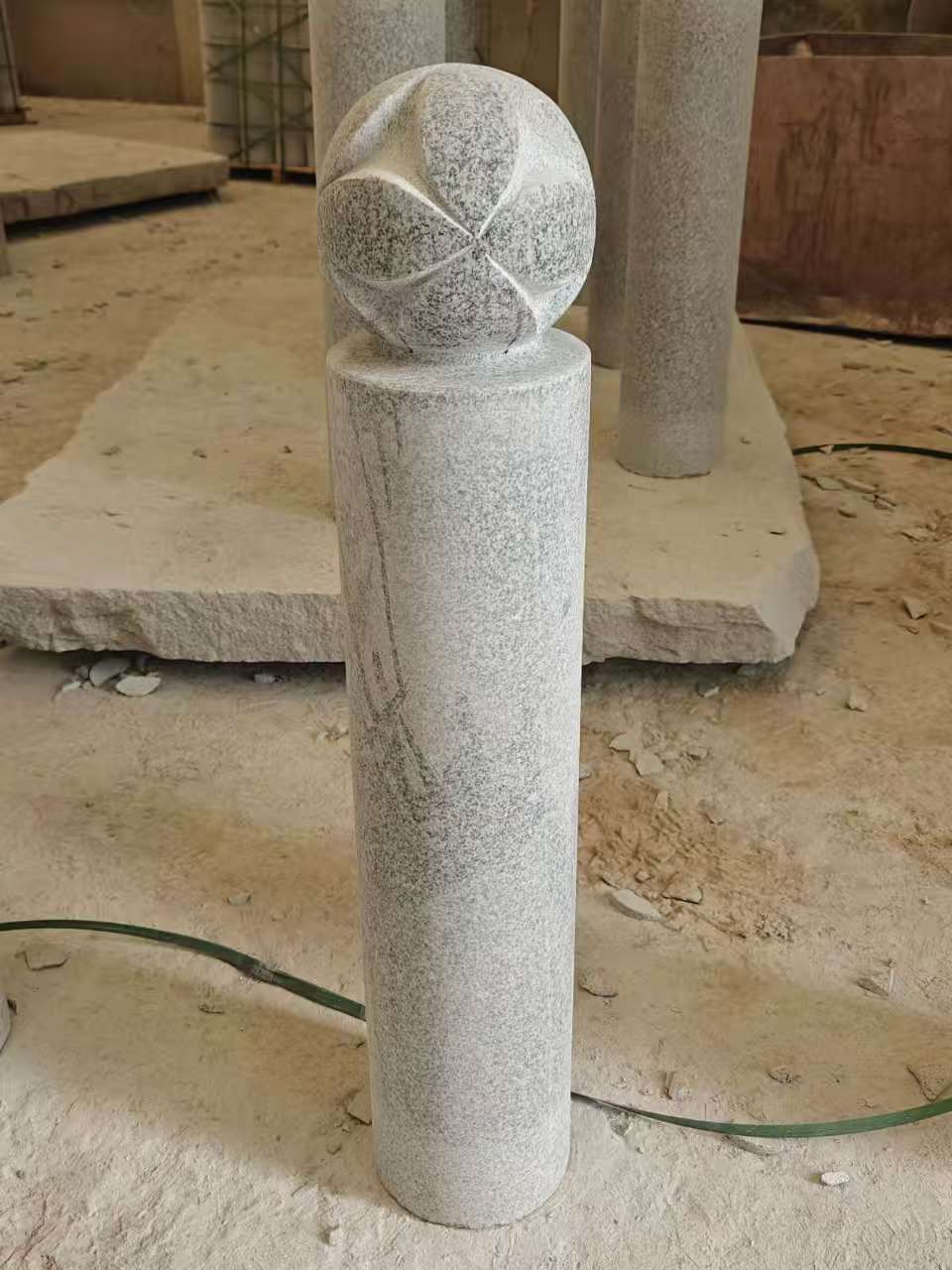 青岛 芝麻白花岗岩石材挡车石柱、停车柱、圆柱挡车柱、方柱挡车柱等