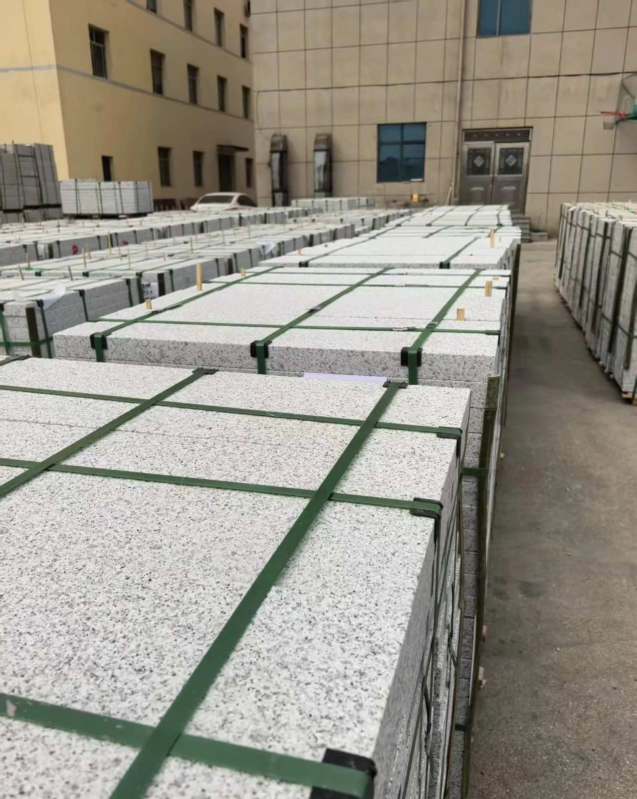 青岛 白麻花岗岩5.0公分荔枝面地铺石