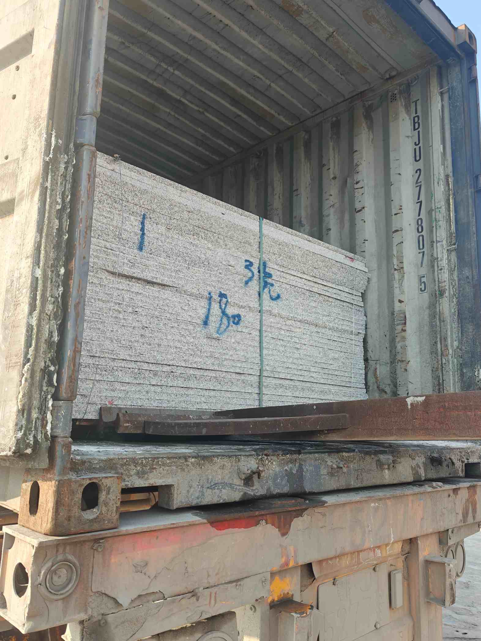 青岛 芝麻白花岗岩石材3.0公分光面毛板装柜出货