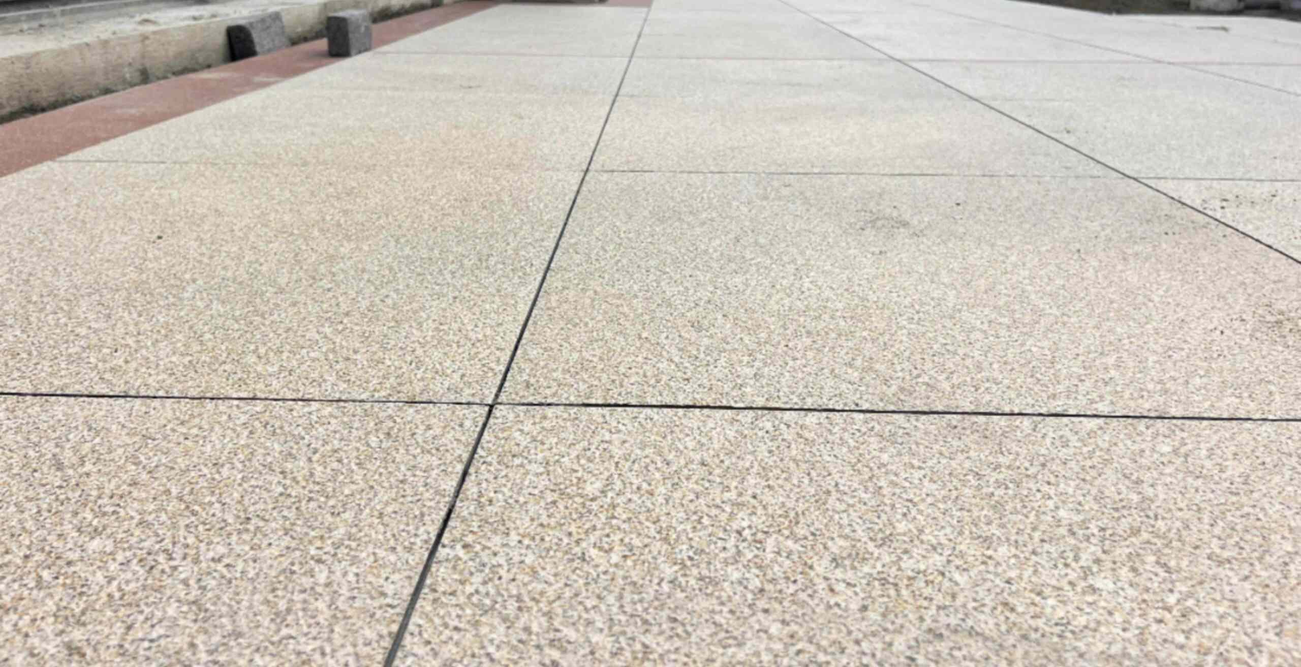 青岛 黄金麻花岗岩石板材荔枝面地面铺装效果