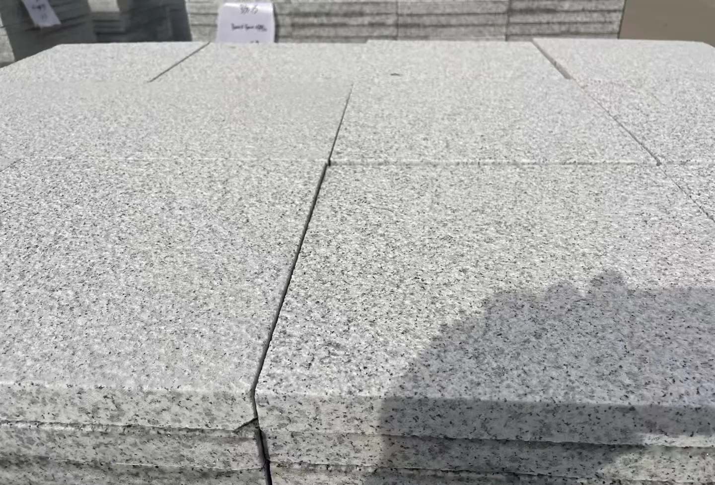 青岛 白麻花岗岩石材推荐 荔枝面地铺石