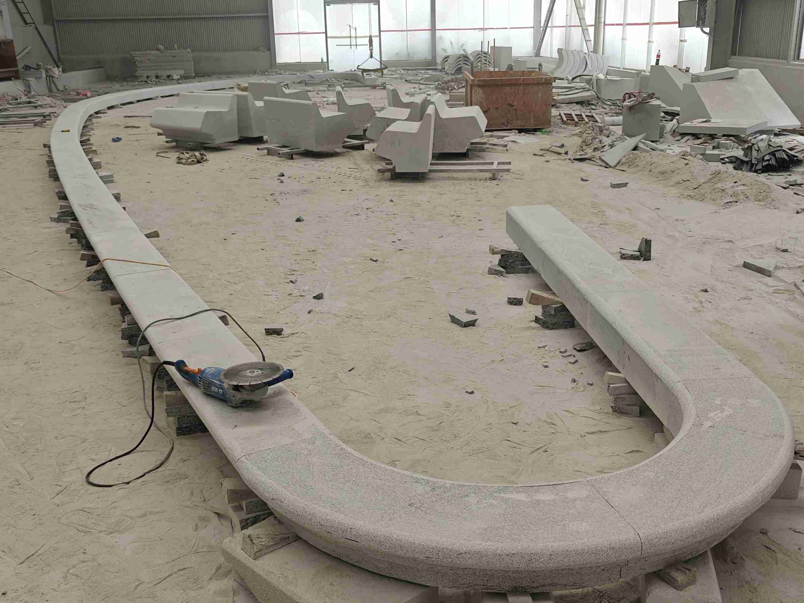 青岛 芝麻白花岗岩弧形花坛石，坐凳石