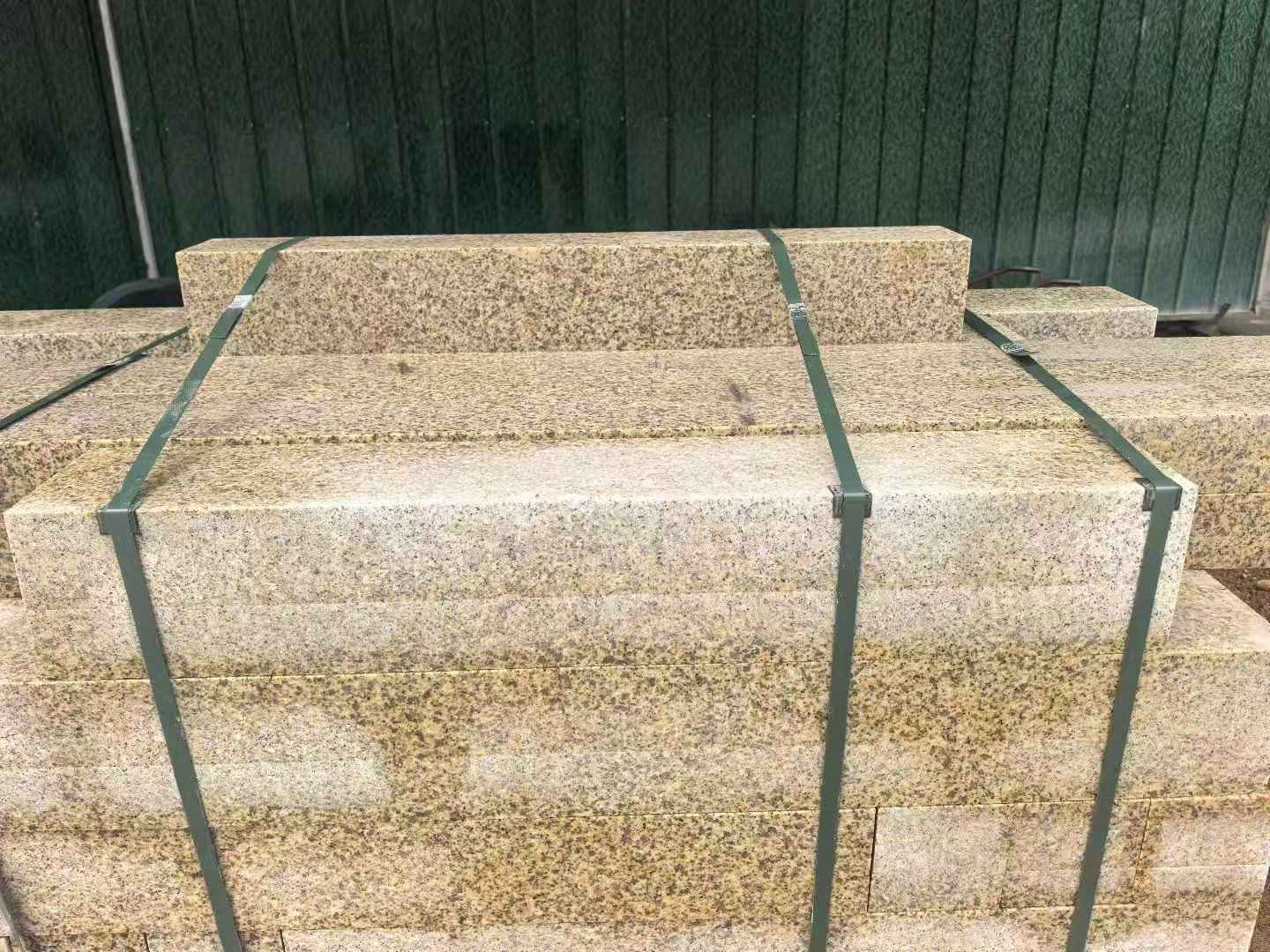 青岛 黄金麻花岗岩石材机切面栏杆料半成品