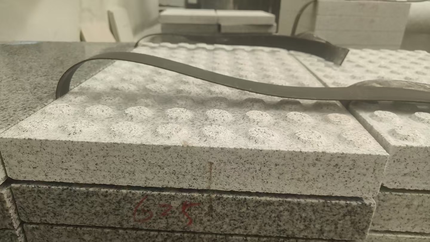 青岛 芝麻白花岗岩6.0公分荔枝面五轴加工雕刻盲点