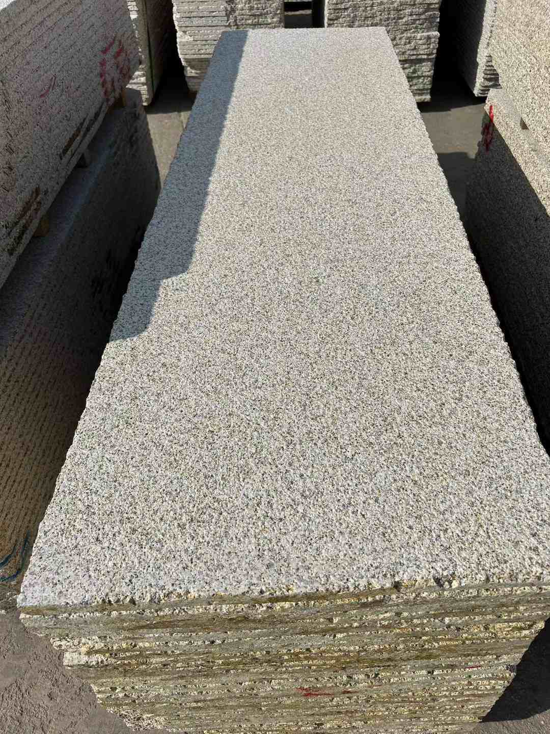 青岛 黄金麻花岗岩荔枝面毛板，半成品