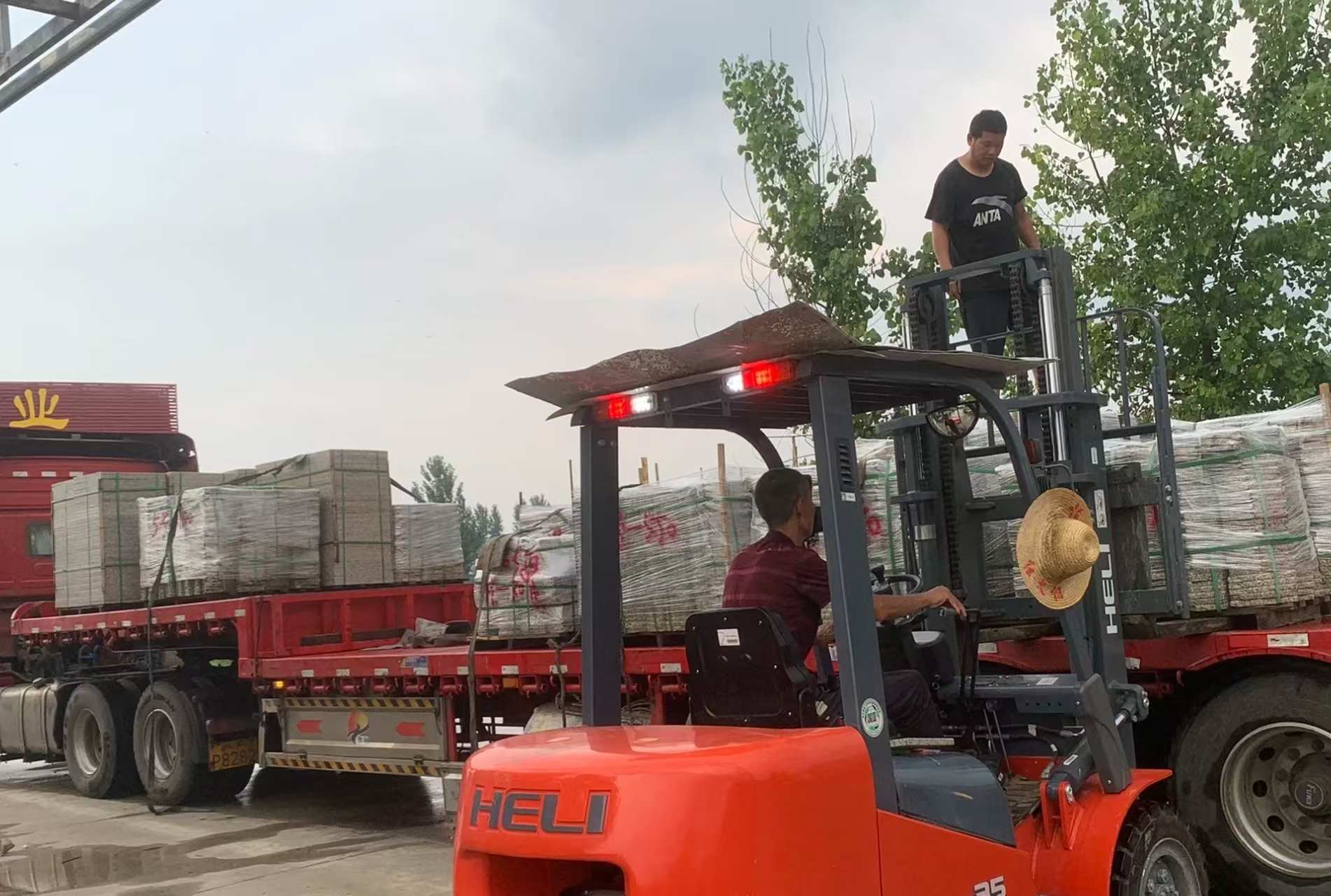 青岛 黄金麻冰裂纹，地铺石装车