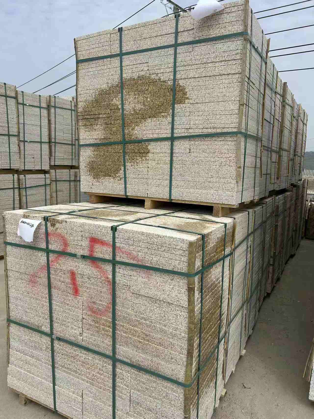 青岛 黄金麻花岗岩石材荔枝面地铺石2.5*300*600