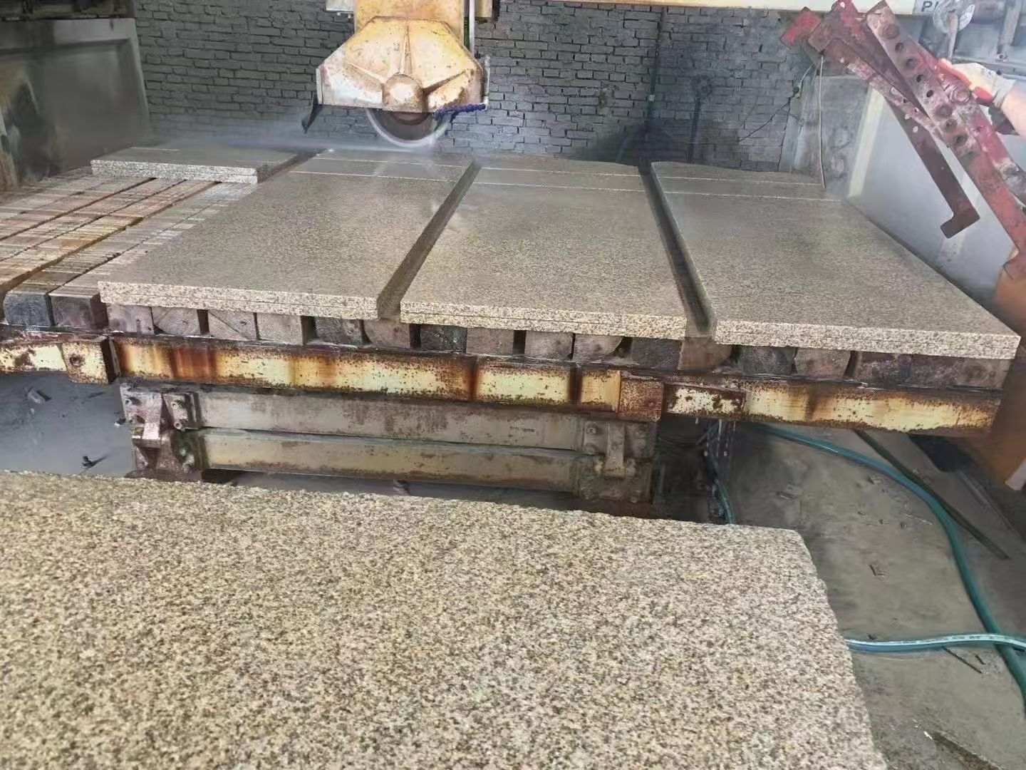 青岛 黄金麻荔枝面成品板加工