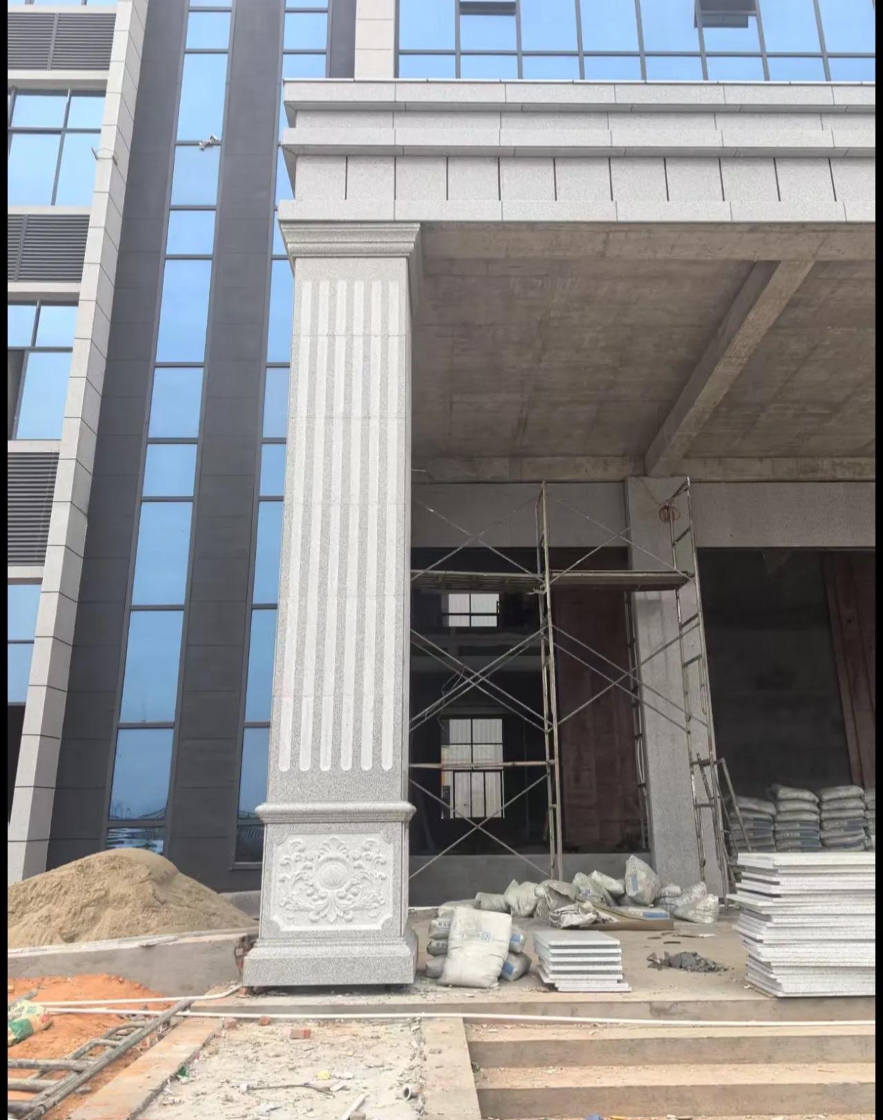 青岛 芝麻白光面花岗岩门楼大柱（罗马柱）配雕花底座