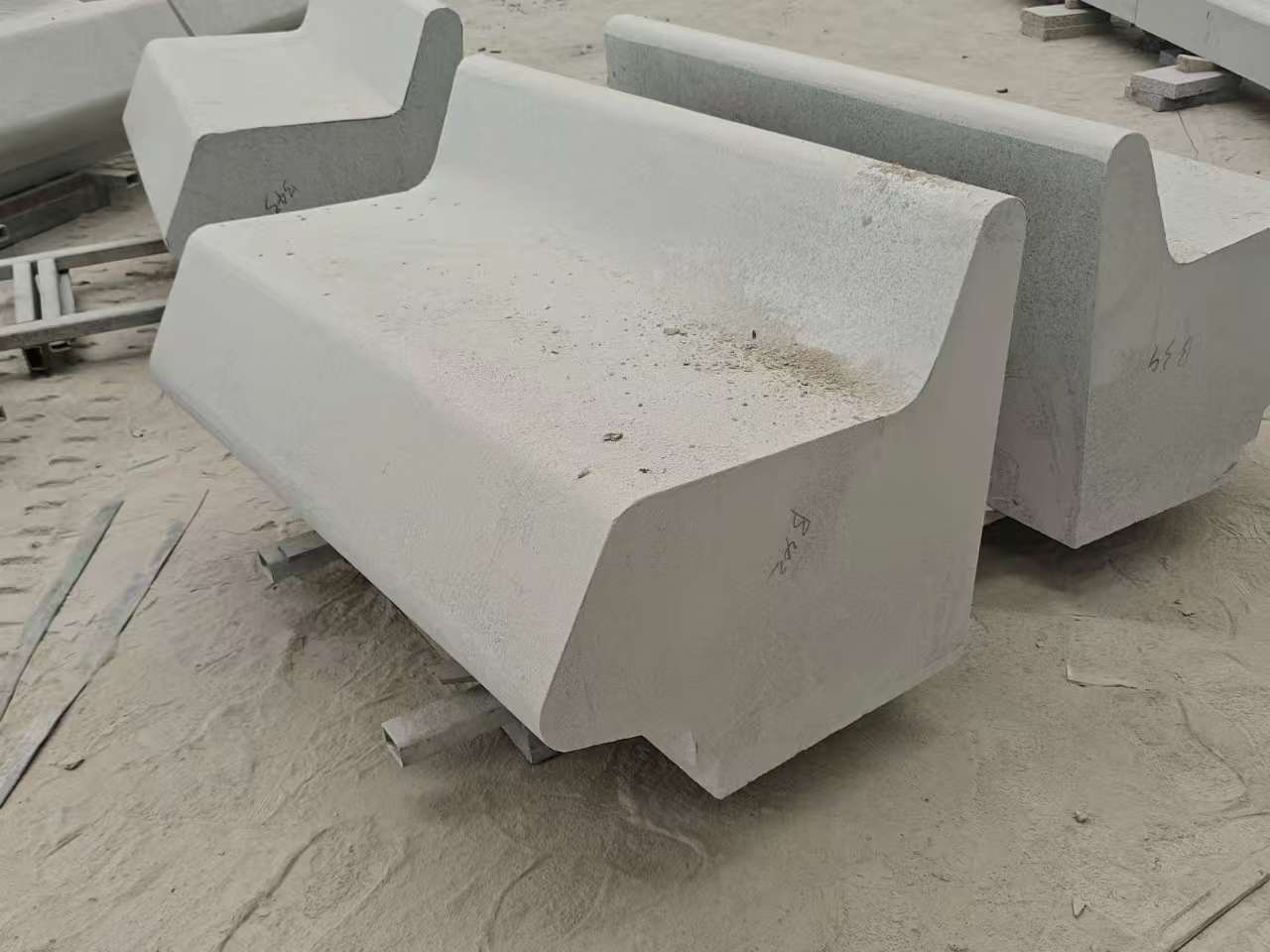 青岛 芝麻白花岗岩异形坐凳，石凳