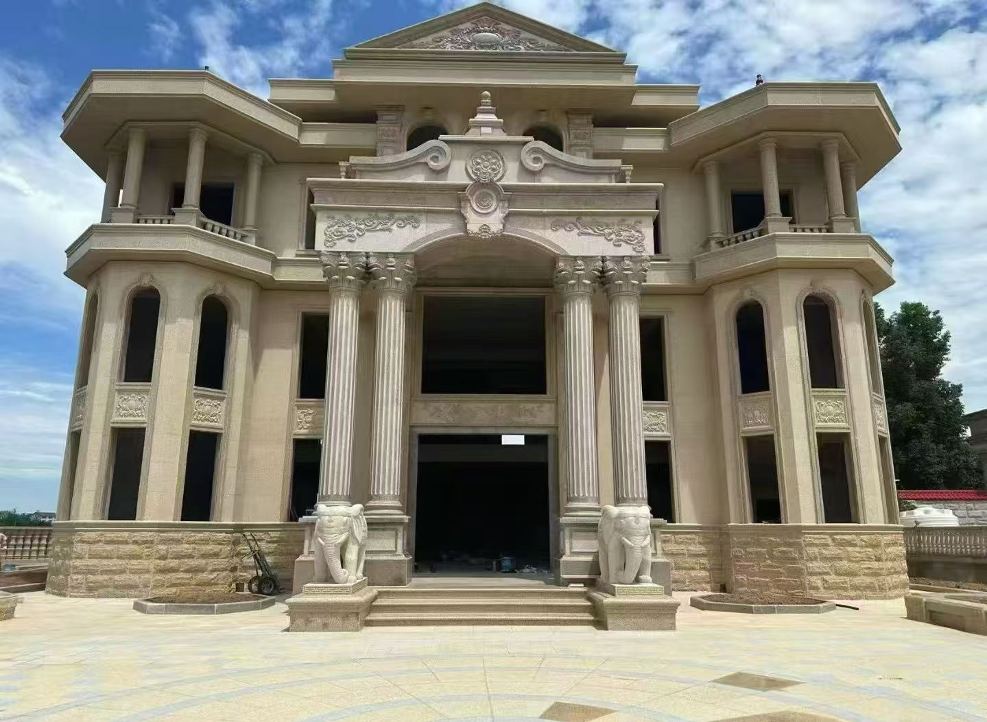 青岛 黄金麻别墅外墙干挂，大柱，大象，蘑菇石，雕花板