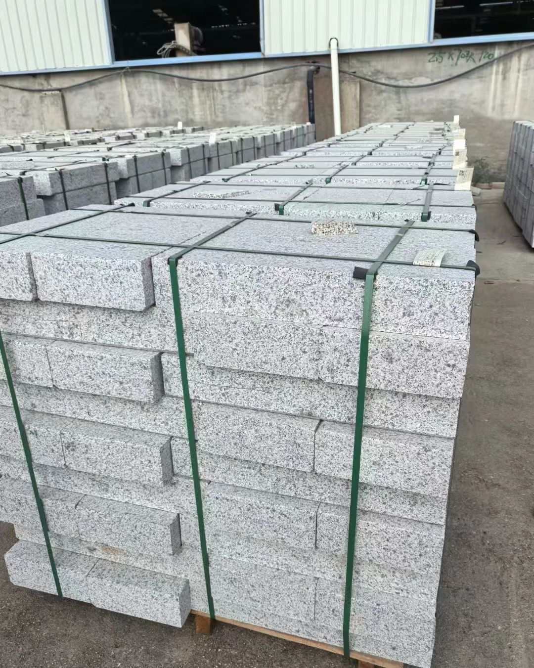 青岛 白麻花岗岩路沿石，弧形路沿石，道牙石，马路牙子，界石，路缘石，平沿石，直岩石，平缘石等