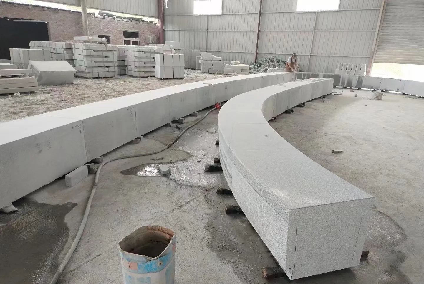 青岛芝麻白花岗岩石板材 园林光面弧形坐凳