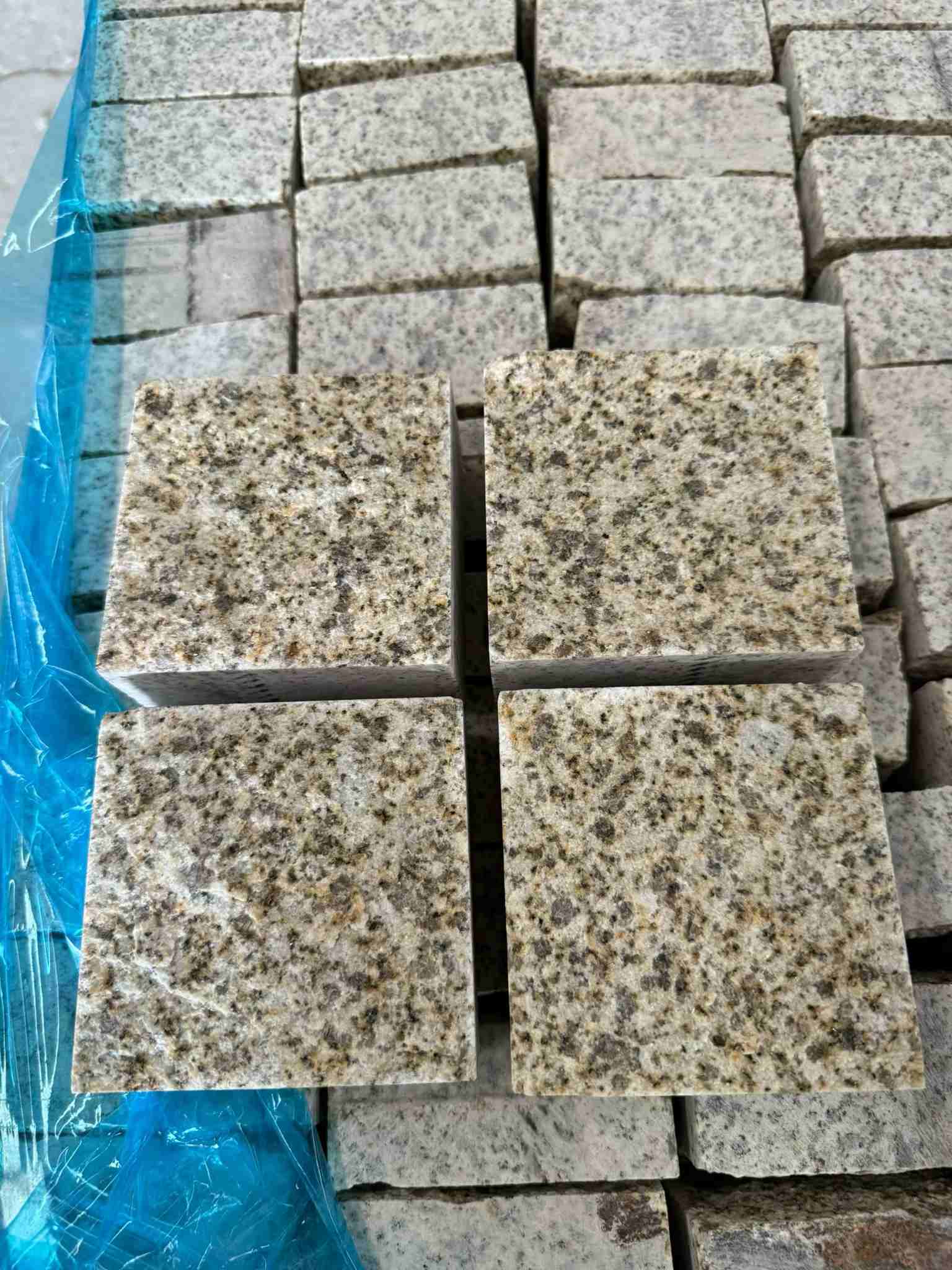 青岛 黄金麻花岗岩自然面小方块，弹石，马蹄石等