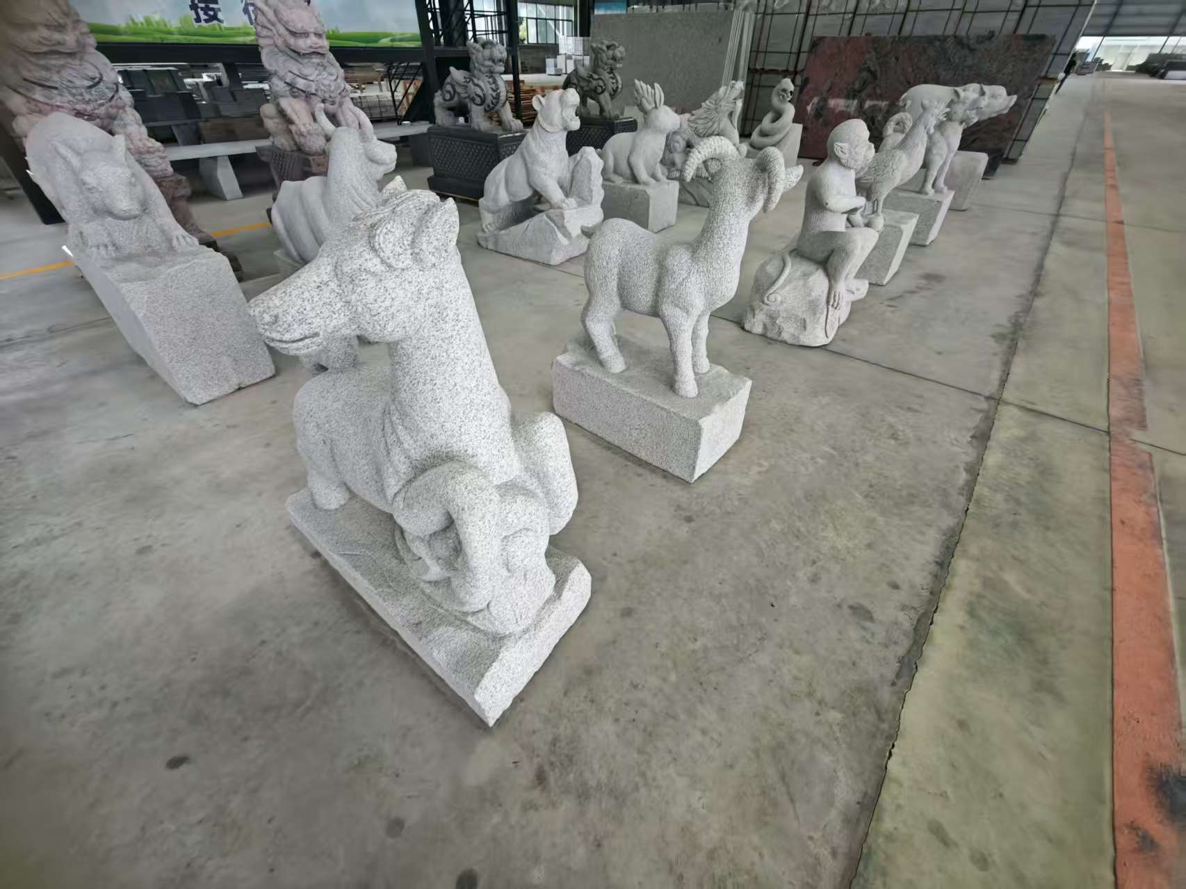 青岛 芝麻白花岗岩造型立体雕刻——十二生肖