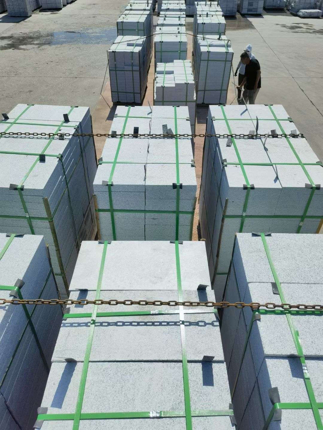 青岛 芝麻白花岗岩5公分地铺石 花岗岩厂家工厂装车日常