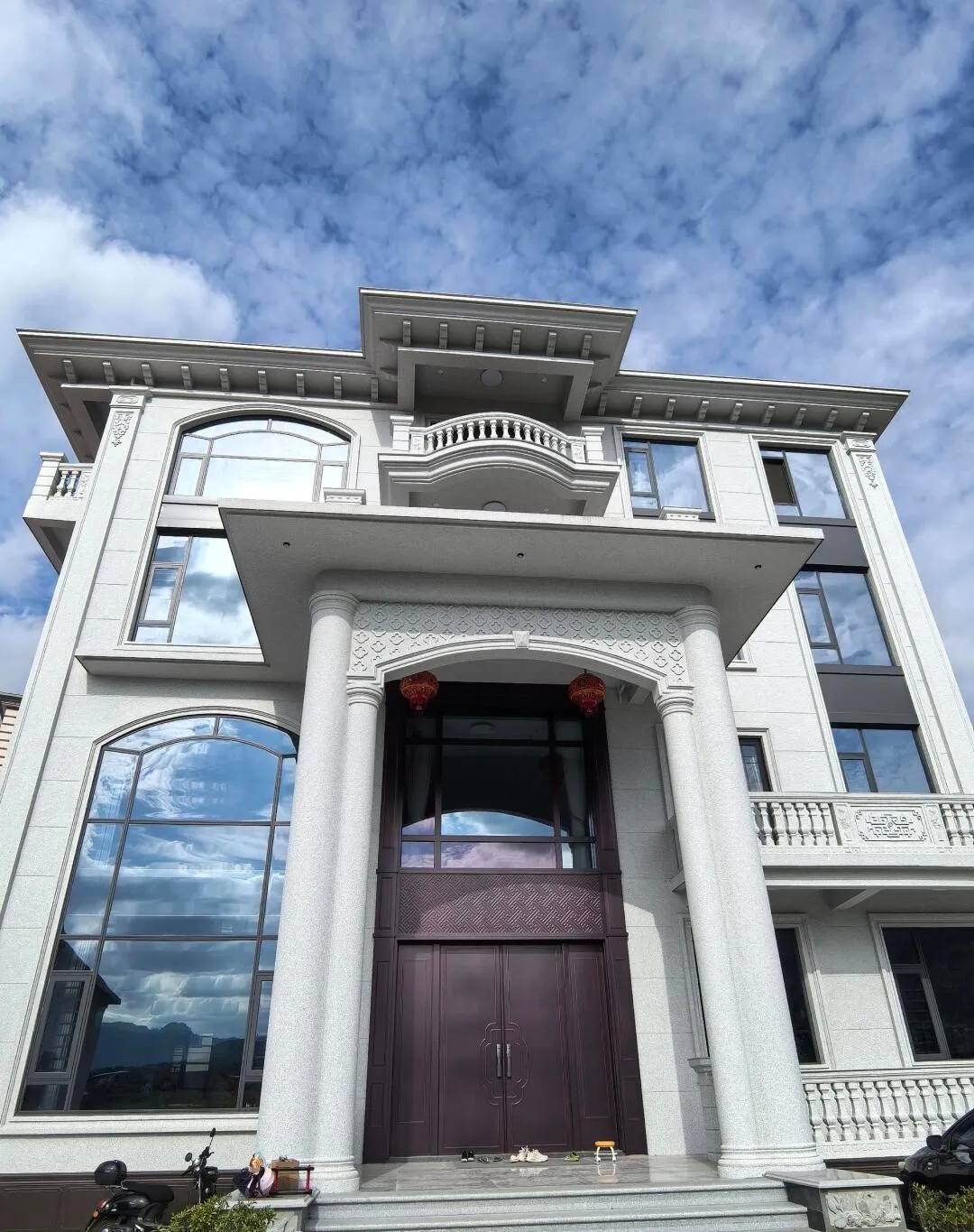 青岛白麻别墅外墙干挂石材效果示例