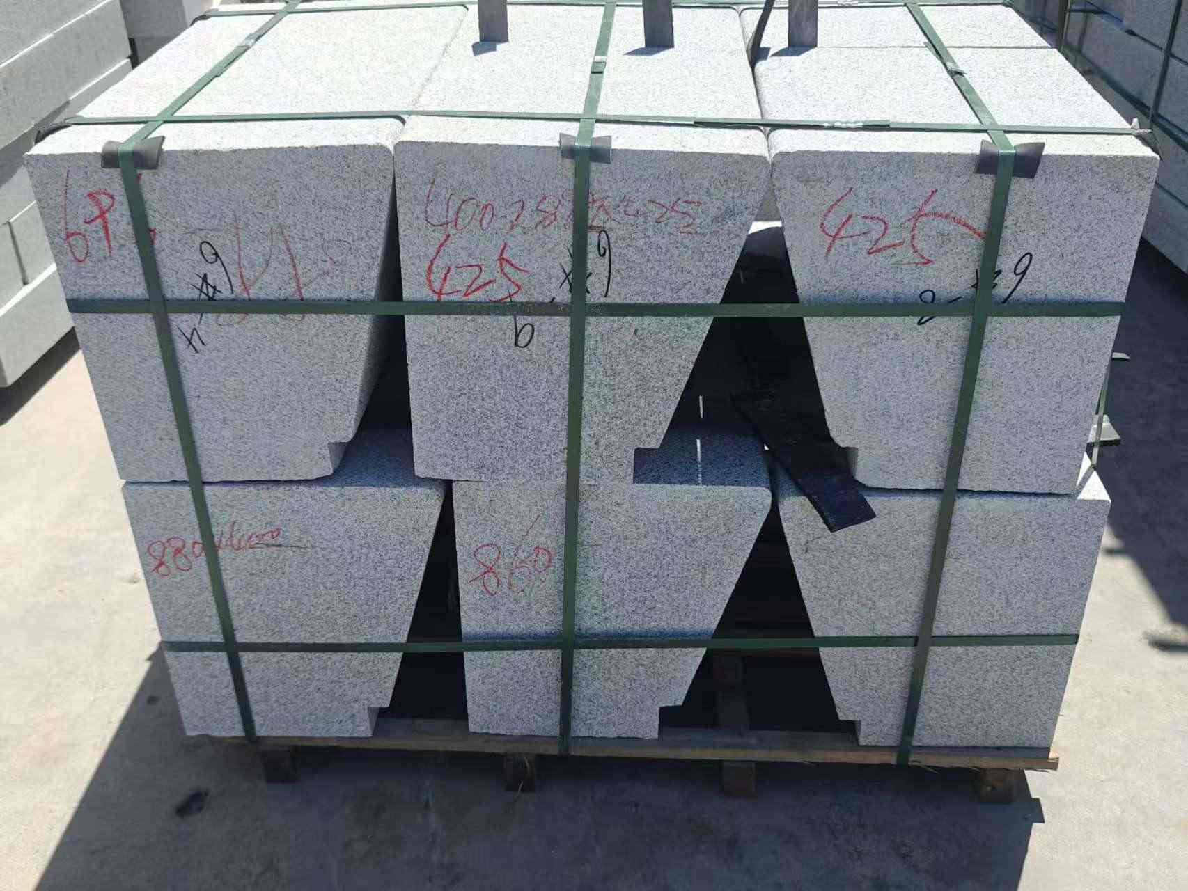 青岛 芝麻白异形坐凳，石凳