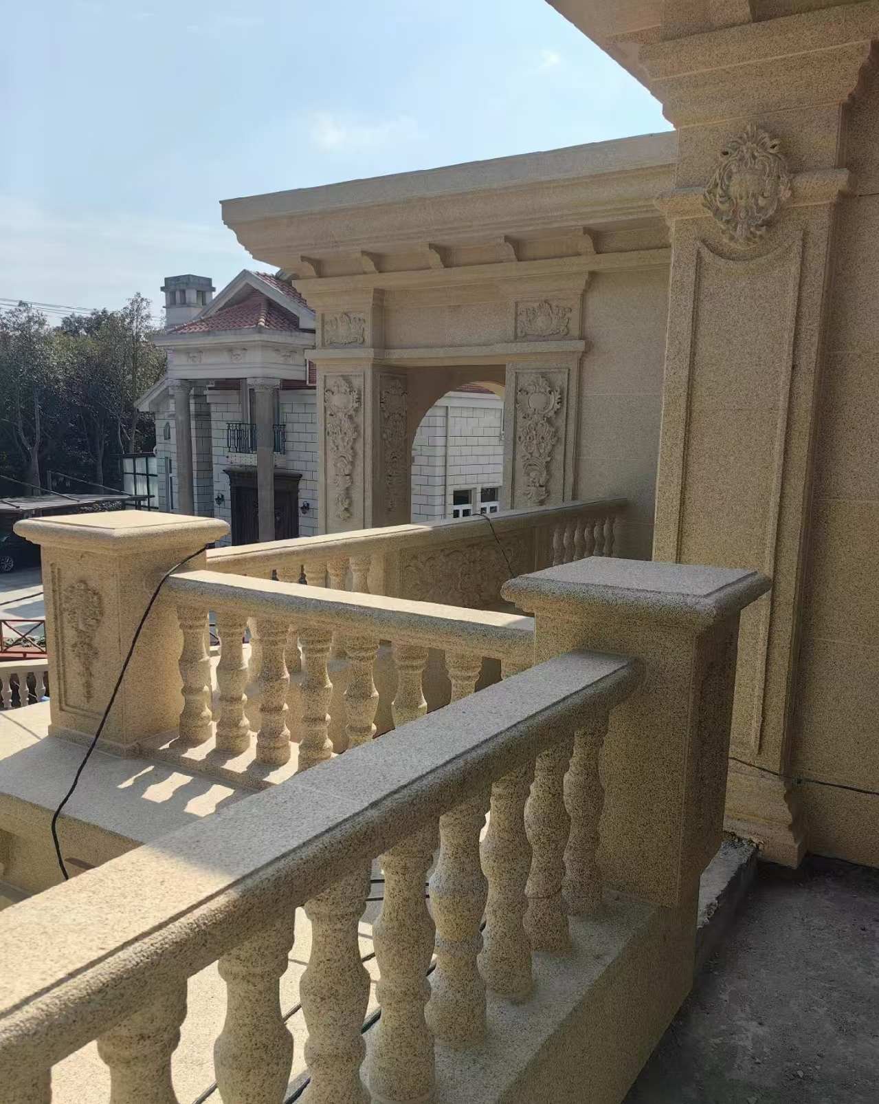 青岛 黄金麻别墅外墙干挂雕花配合阳台栏杆花瓶柱