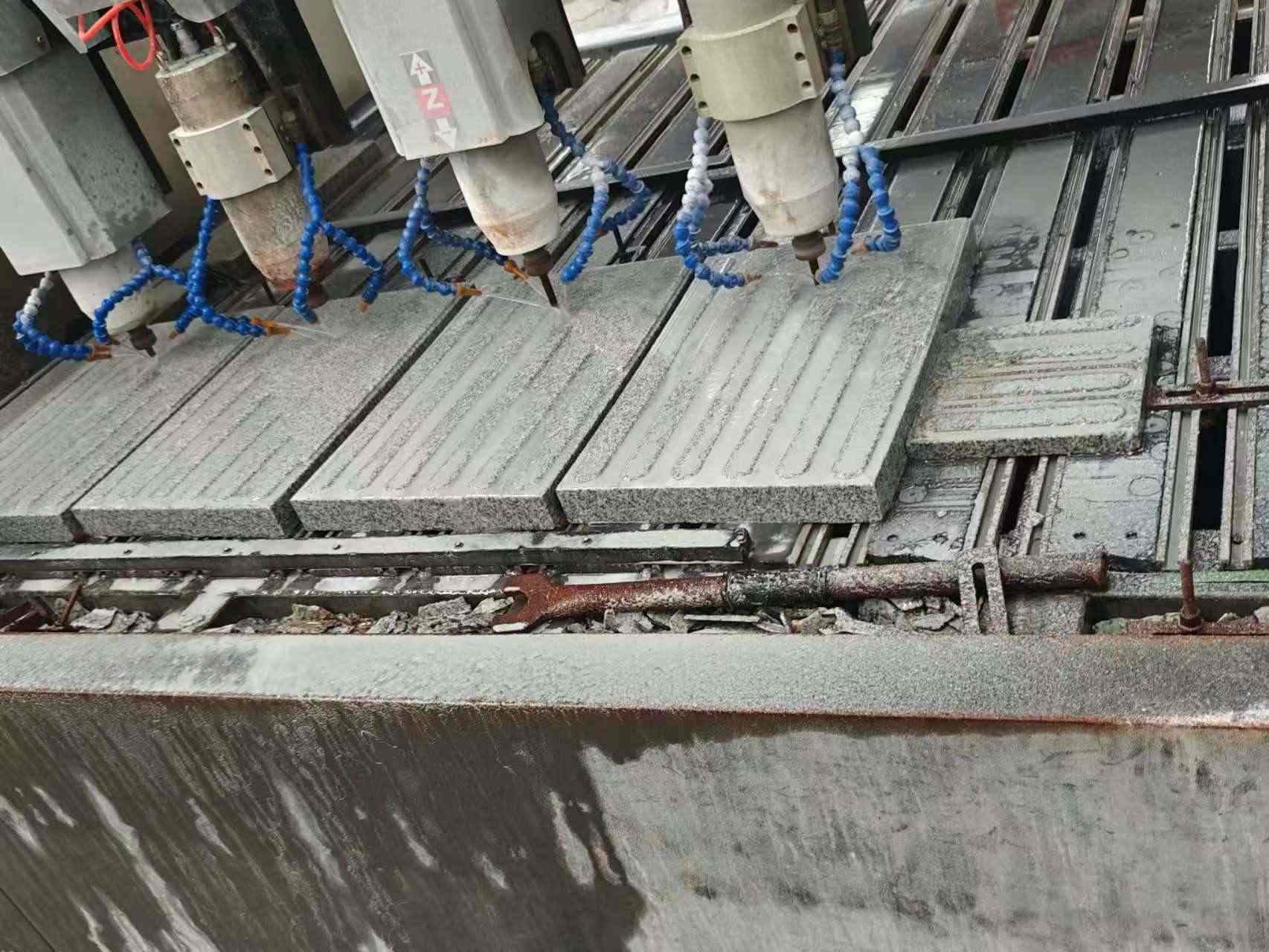 青岛 芝麻白花岗岩荔枝面盲道雕刻