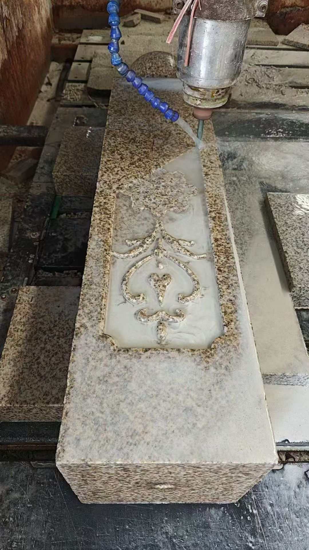 青岛 黄金麻花岗岩异形加工雕刻栏杆大柱