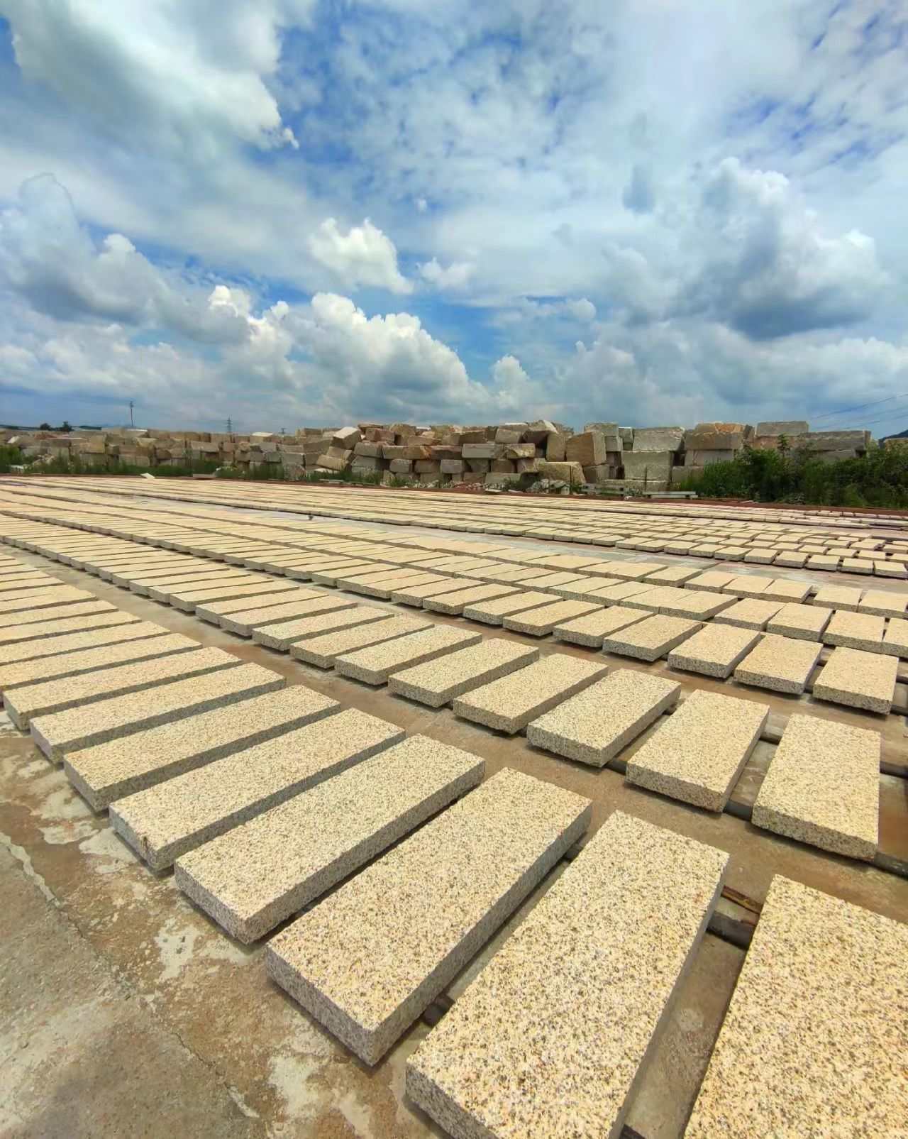 青岛 黄金麻花岗岩荔枝面地铺石防护中