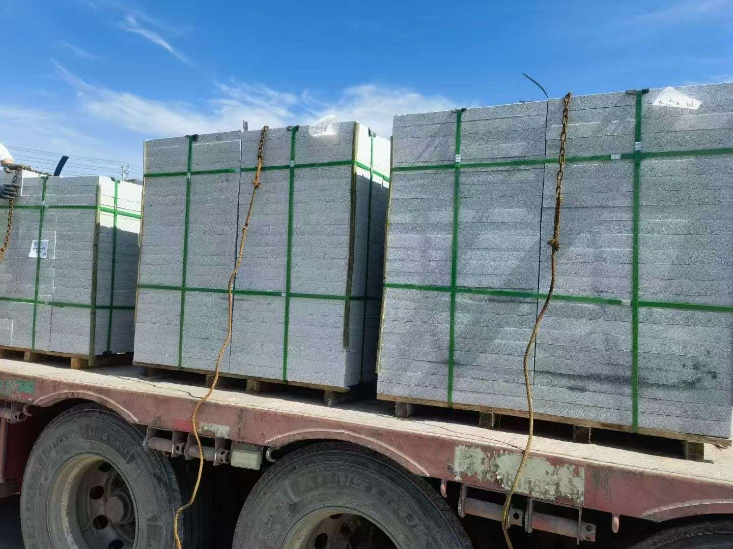 青岛 芝麻白花岗岩地铺石装车日常