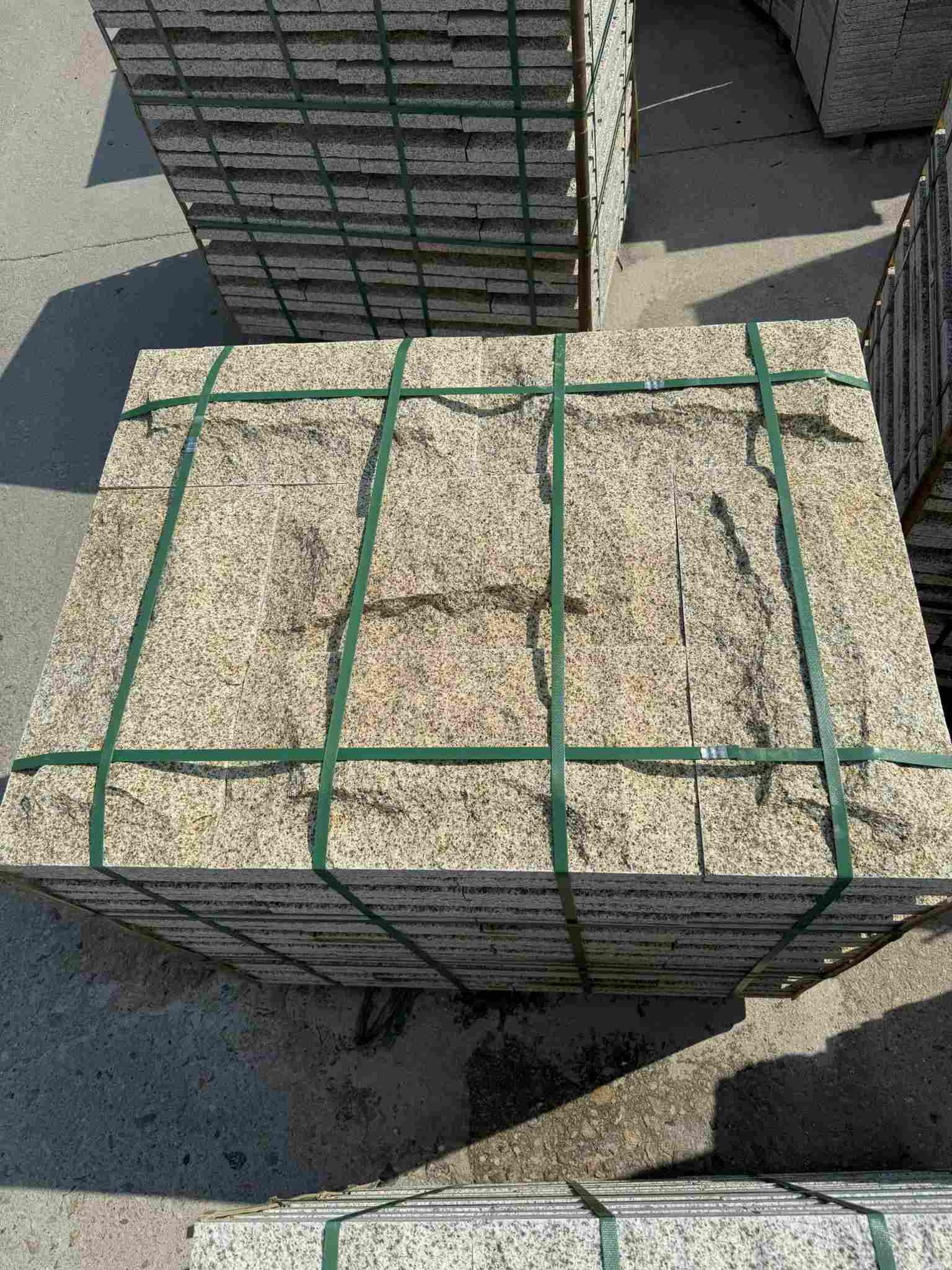 青岛 黄金麻花岗岩石材自然面蘑菇石成品