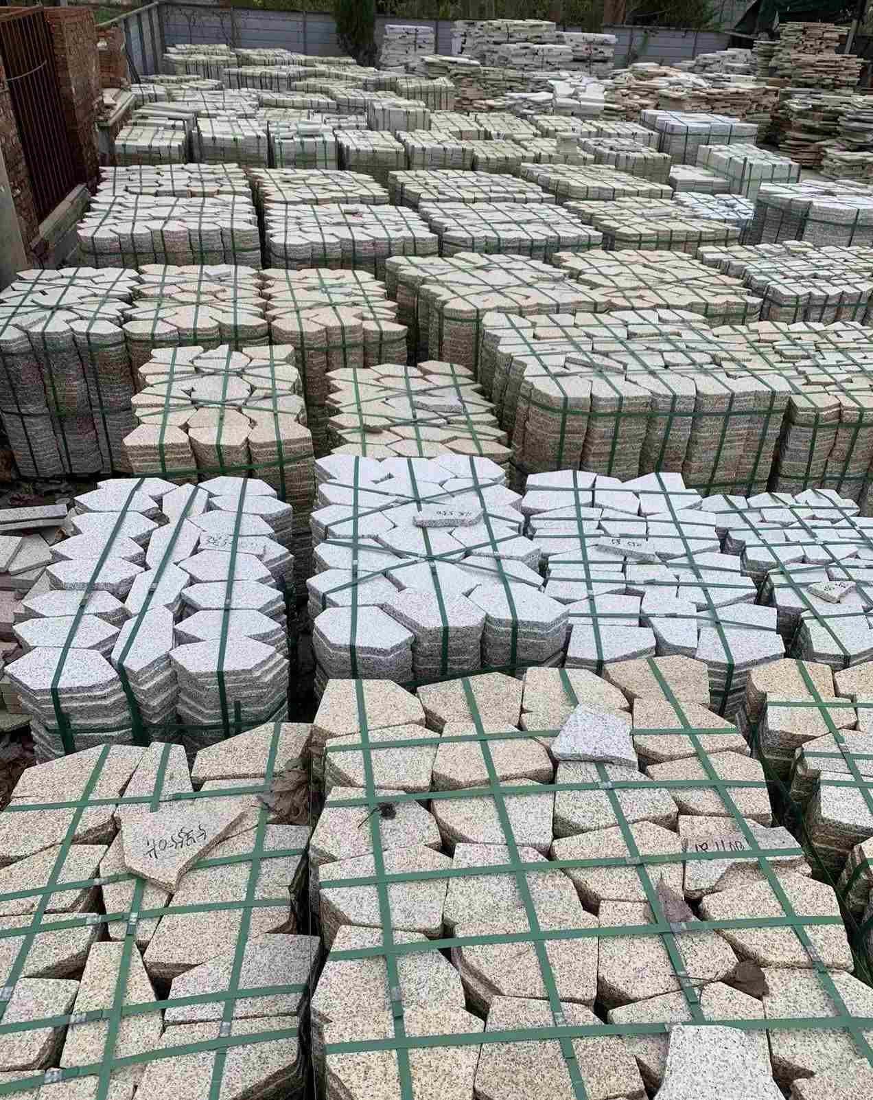 青岛 黄金麻白麻花岗岩荔枝面地铺石(冰裂纹)