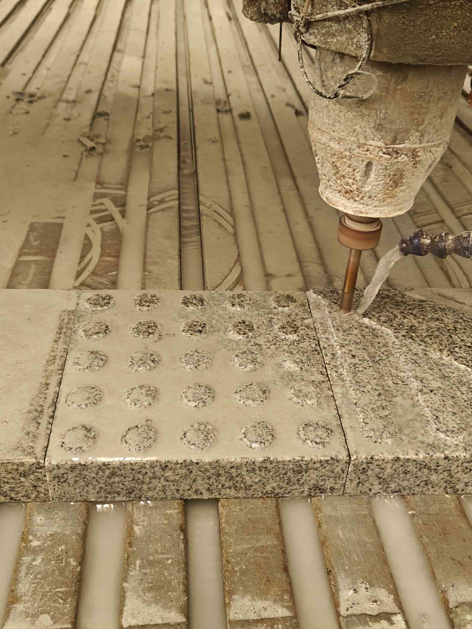 青岛 芝麻白花岗岩石材盲人石、盲道石、盲点石