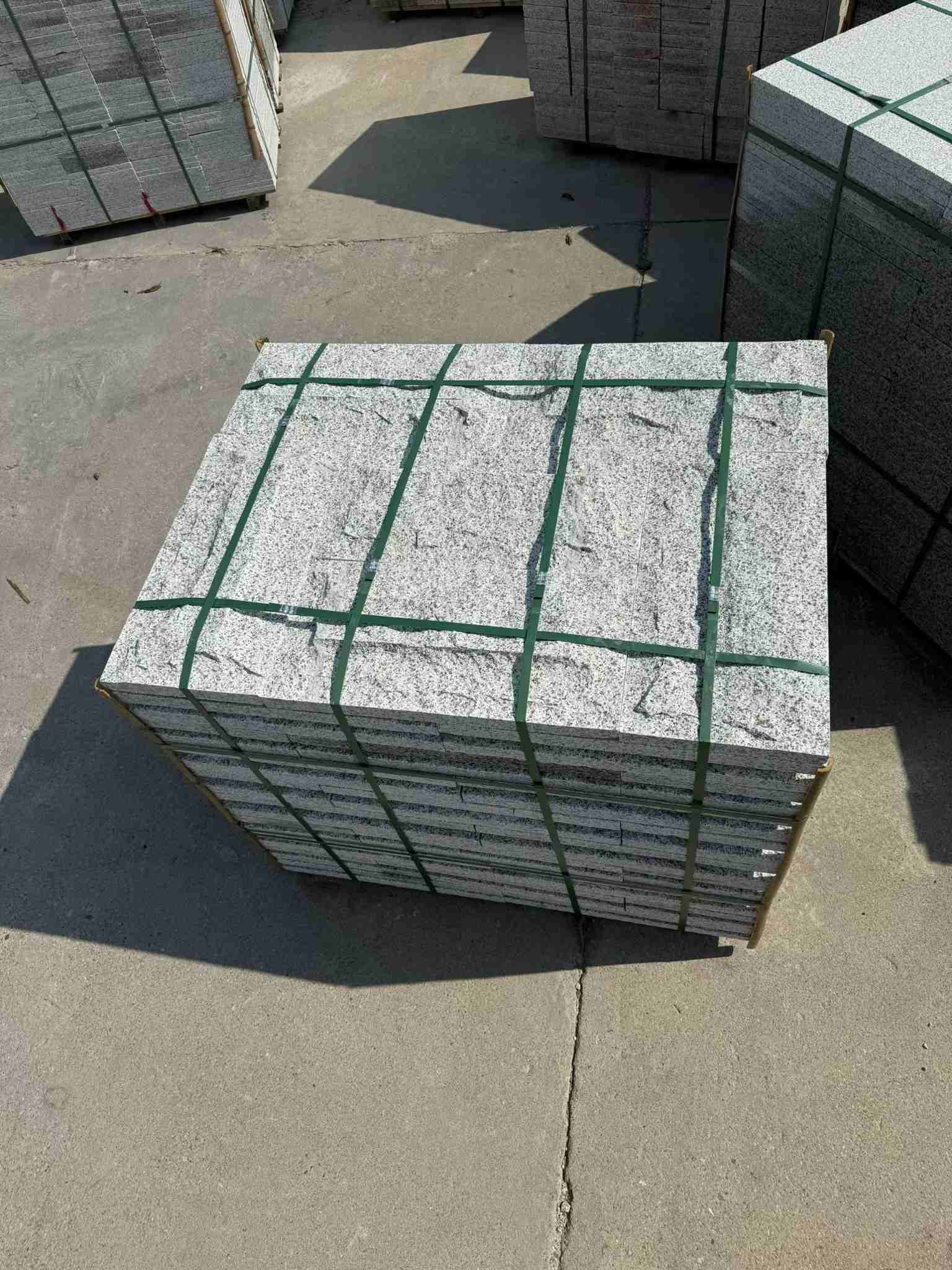 青岛 白麻花岗岩石材自然面蘑菇石成品