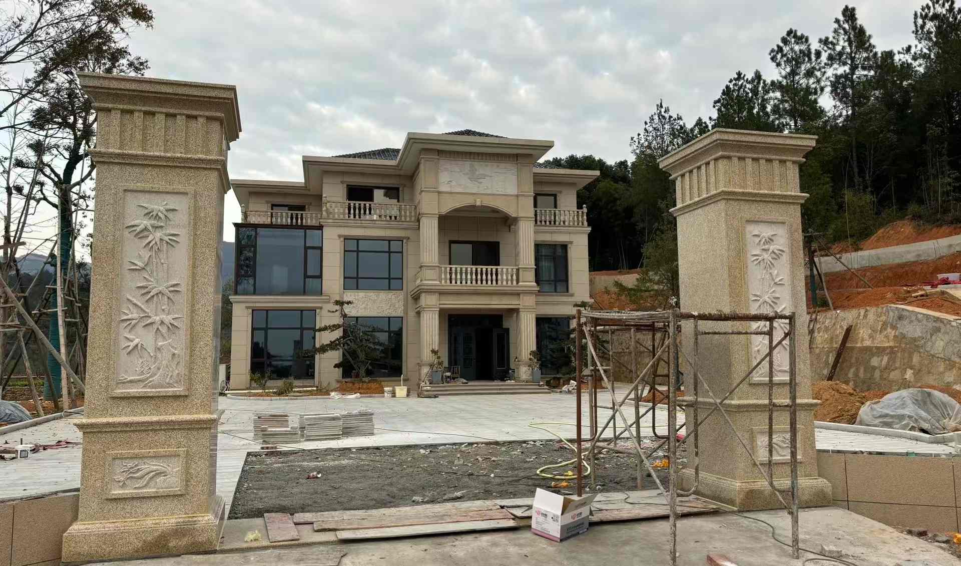 青岛 黄金麻花岗岩别墅雕花外墙干挂配上门口雕花罗马柱