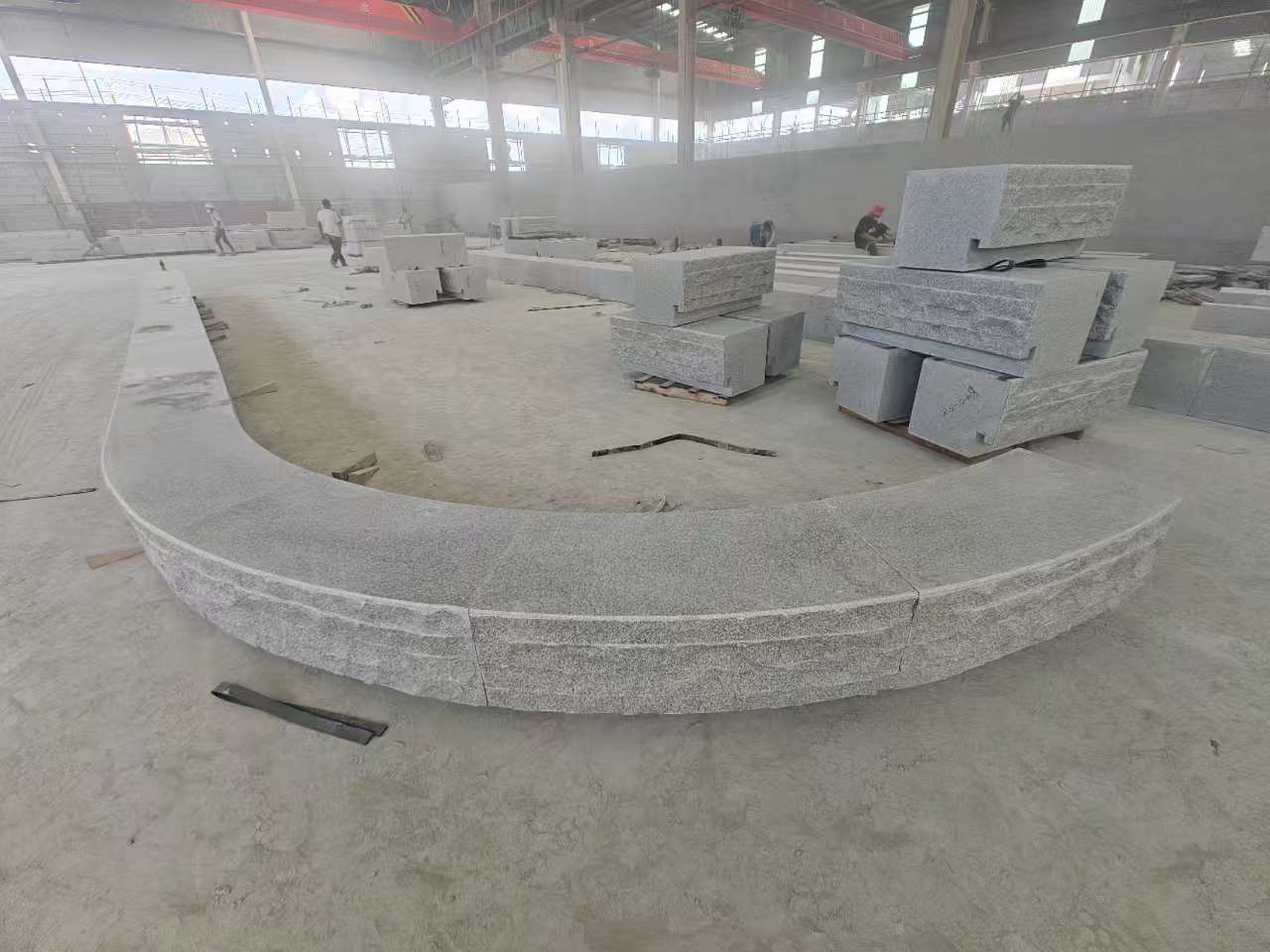 青岛 芝麻白异形坐凳，自然面光面弧形加工