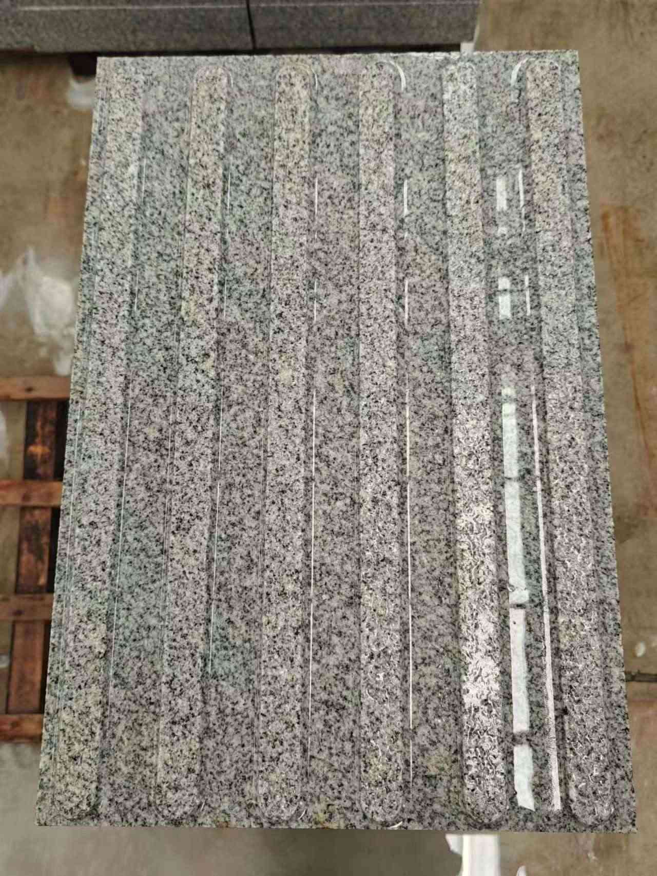 青岛 芝麻白花岗岩荔枝面雕刻盲道，盲条